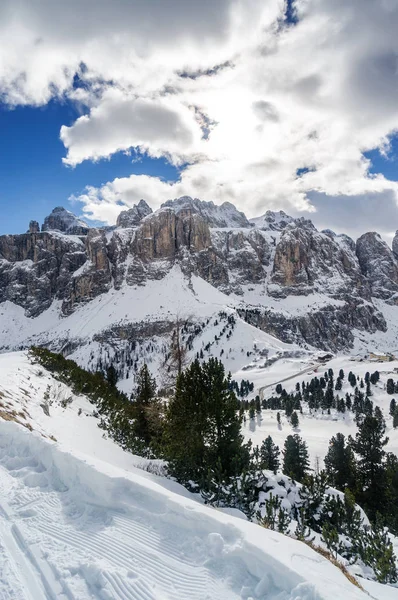 Zataženo pohled na sněhu údolí nedaleko Canazei Val di Fassa, Trentino-Alto-Adige oblast, Itálie. — Stock fotografie