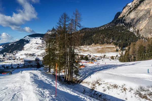Val di Fassa, Trentino-Alto-Adige bölgesi, İtalya Canazei yakınındaki kar Vadisinin güneşli görünümü. — Stok fotoğraf