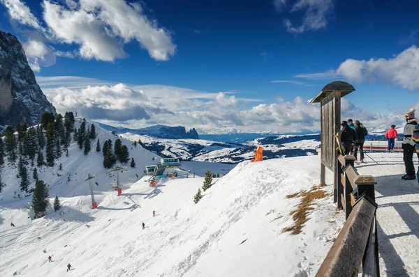 Zonnige uitzicht op sneeuw vallei in de buurt van Canazei van Val di Fassa, regio Trentino-Alto-Adige, Italië. — Stockfoto