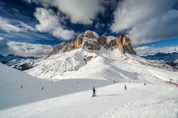 ヴァル ・ ディ ・ ファッサ カナツェーイ、Trentino-Alto-Adige 地域、イタリアに近いベルヴェデーレ渓谷の日当たりの良い景色. — ストック写真