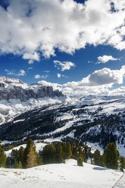 Słoneczny widok na dolinę śniegu w pobliżu Canazei Val di Fassa, Trentino-Alto-Adige regionu, Włochy. — Zdjęcie stockowe
