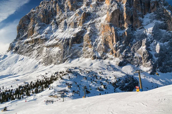 Zonnige weergave van dolomiet Alpen in de buurt van Canazei van Val di Fassa, regio Trentino-Alto-Adige, Italië. — Stockfoto