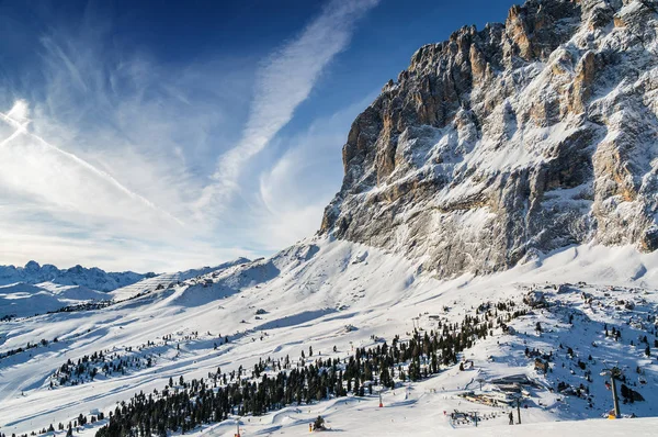 Val di Fassa, Trentino-Alto-Adige bölgesi, İtalya Canazei yakınındaki Dolomit Alplerdeki güneşli görünümü.