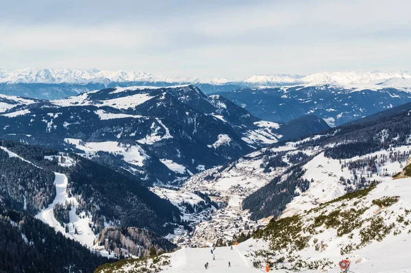 Val di Fassa, Trentino-Alto-Adige bölgesi, İtalya Canazei yakınındaki Dolomit Alplerdeki güneşli görünümü.
