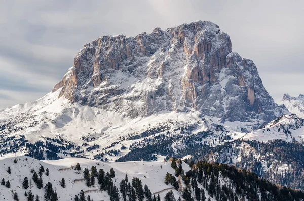 Vista soleada de los Alpes Dolomitas cerca de Canazei de Val di Fassa, región de Trentino-Alto Adigio, Italia . — Foto de Stock