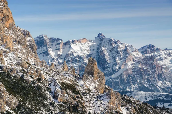 Vista ensolarada de Dolomite Alpes perto de Canazei de Val di Fassa, região de Trentino-Alto-Adige, Itália . — Fotografia de Stock