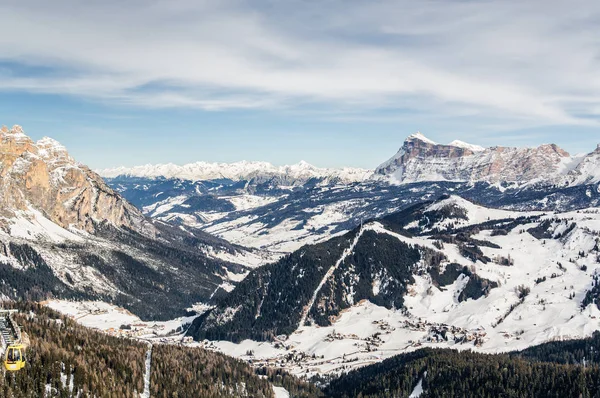 Sunny Pohled dolomitové Alp nedaleko Alta Badia, Val di Fassa, Trentino-Alto-Adige kraj, Itálie. — Stock fotografie