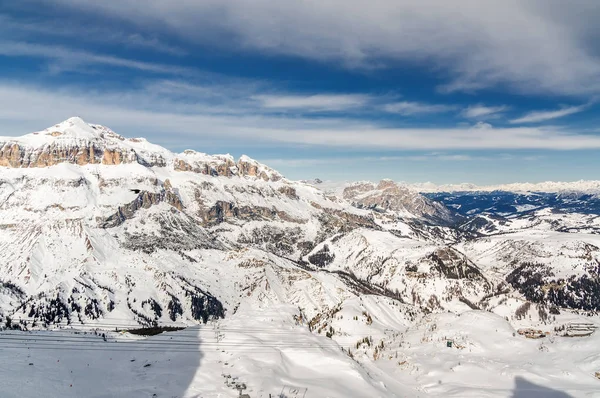 Słoneczny widok na Alpy Dolomity w pobliżu Alta Badia Val di Fassa, region Trentino-Alto-Adige, Włochy. — Zdjęcie stockowe