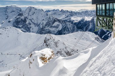 Güneşli Dolomit Alps görünümünden Passo Pordoi Val di Fassa, Trentino-Alto-Adige bölgesi, İtalya Canazei yakınındaki bakış.