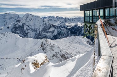 Güneşli Dolomit Alps görünümünden Passo Pordoi Val di Fassa, Trentino-Alto-Adige bölgesi, İtalya Canazei yakınındaki bakış.