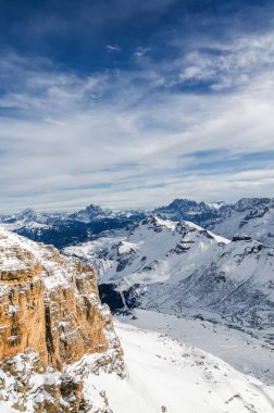 Güneşli Dolomit Alps görünümünden Passo Pordoi Val di Fassa, Trentino-Alto-Adige bölgesi, İtalya Canazei yakınındaki bakış.
