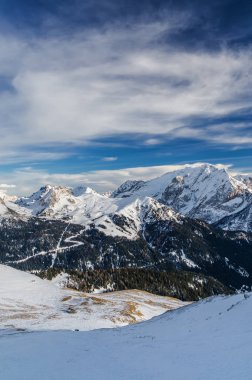 Val di Fassa, Trentino-Alto-Adige bölgesi, İtalya Canazei yakınındaki Belvedere Vadisi'nin gün batımı görünümü.