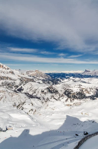 Vista ensolarada dos Alpes Dolomitas perto de Alta Badia de Val di Fassa, região de Trentino-Alto-Adige, Itália . — Fotografia de Stock