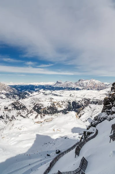 Vista soleada de los Alpes Dolomitas cerca de Alta Badia de Val di Fassa, región de Trentino-Alto Adigio, Italia . —  Fotos de Stock