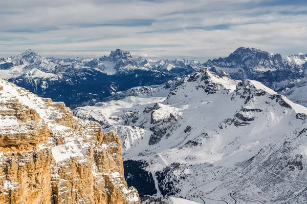 Sunny Pohled dolomitové Alp z hlediska Passo Pordoi poblíž Canazei Val di Fassa, Trentino-Alto-Adige oblast, Itálie. — Stock fotografie