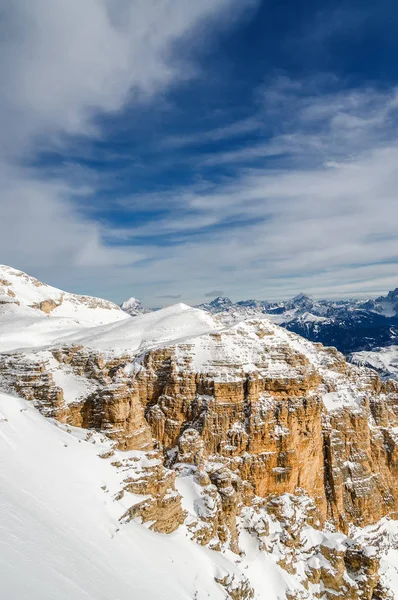 Vista soleada de los Alpes Dolomitas desde el mirador del Passo Pordoi cerca de Canazei de Val di Fassa, región de Trentino-Alto Adigio, Italia . —  Fotos de Stock