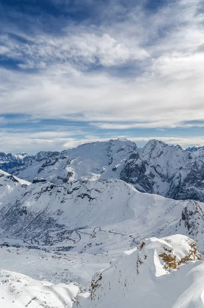 Vista soleada de los Alpes Dolomitas desde el mirador del Passo Pordoi cerca de Canazei de Val di Fassa, región de Trentino-Alto Adigio, Italia . — Foto de Stock
