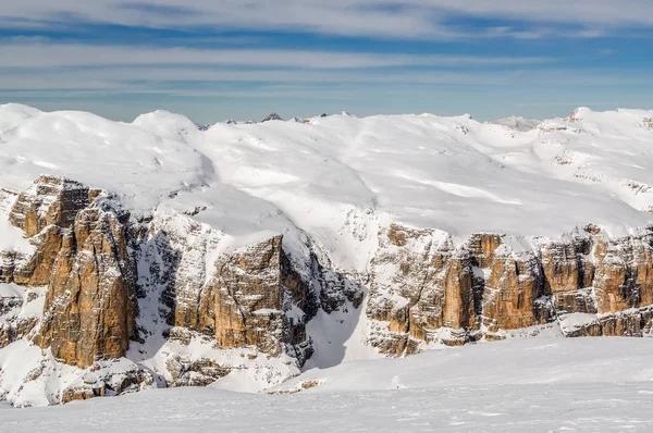 Zonnige weergave van dolomiet Alpen vanuit oogpunt van Passo Pordoi in de buurt van Canazei van Val di Fassa, regio Trentino-Alto-Adige, Italië. — Stockfoto