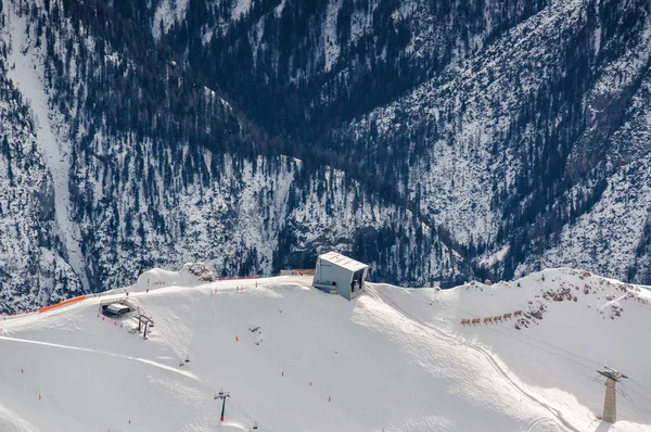 Güneşli Dolomit Alps görünümünden Passo Pordoi Val di Fassa, Trentino-Alto-Adige bölgesi, İtalya Canazei yakınındaki bakış. — Stok fotoğraf