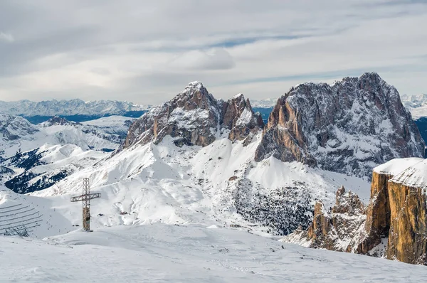 ヴァル ・ ディ ・ ファッサ カナツェーイ、Trentino-Alto-Adige 地域、イタリアに近いパッソ ポルドイの観点からドロミテ アルプスの曇りビュー. — ストック写真