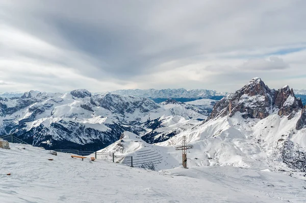 Bewolkt weergave van dolomiet Alpen vanuit oogpunt van Passo Pordoi in de buurt van Canazei van Val di Fassa, regio Trentino-Alto-Adige, Italië. — Stockfoto