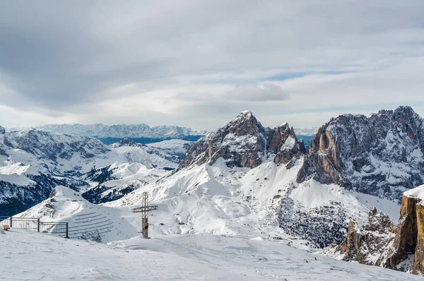 ヴァル ・ ディ ・ ファッサ カナツェーイ、Trentino-Alto-Adige 地域、イタリアに近いパッソ ポルドイの観点からドロミテ アルプスの曇りビュー. — ストック写真