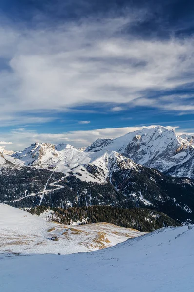 Vista al atardecer del valle del Belvedere cerca de Canazei de Val di Fassa, región de Trentino-Alto Adige, Italia . — Foto de Stock