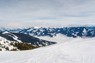 Güneşli görünümünü kayak pistinin yakınındaki Zell am Zee, Avusturya.