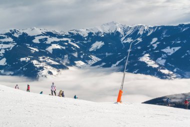 Güneşli görünümünü kayak pistinin yakınındaki Zell am Zee, Avusturya.