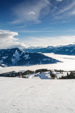 Güneşli görünümünü kayak pistinin yakınındaki Zell am Zee, Avusturya.