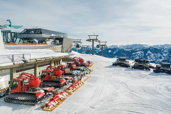 Sonniger Blick auf rote Showkatzen auf dem Hintergrund der Skipiste bei z — Stockfoto