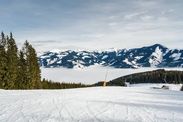 Zonnige uitzicht op de skipiste in de buurt van Zell am Zee, Oostenrijk. — Stockfoto