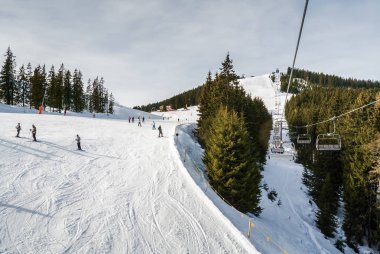 Güneşli görünümünü kayak pistinin yakınındaki Zell am See, Avusturya.