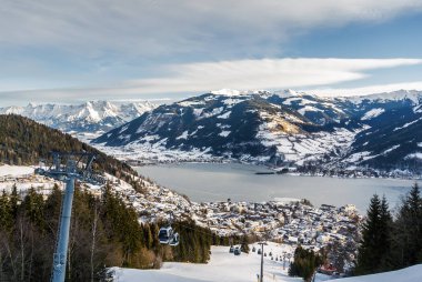 Güneşli görünümünü kayak pistinin yakınındaki Zell am See, Avusturya.