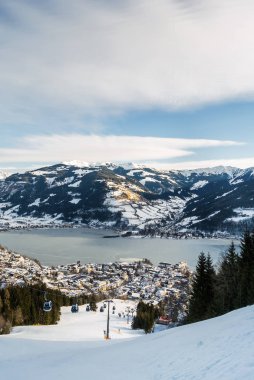 Güneşli görünümünü kayak pistinin yakınındaki Zell am See, Avusturya.