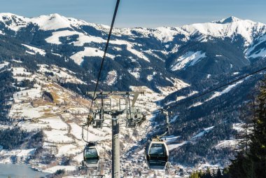 Güneşli görünümünü teleferik yakınındaki Zell am See, Avusturya.