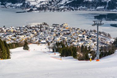 Güneşli görünümünü kayak pistinin yakınındaki Zell am See, Avusturya.