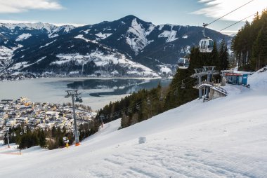 Güneşli görünümünü kayak pistinin yakınındaki Zell am See, Avusturya.