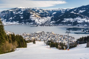 Güneşli görünümünü kayak pistinin yakınındaki Zell am See, Avusturya.