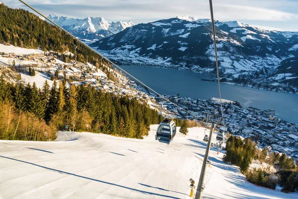 Güneşli görünümünü kayak pistinin yakınındaki Zell am See, Avusturya. — Stok fotoğraf