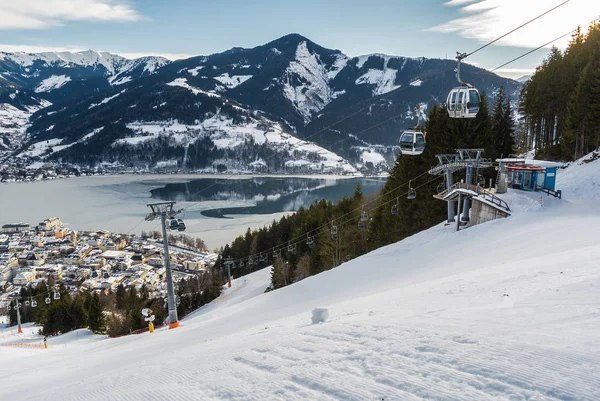 Güneşli görünümünü kayak pistinin yakınındaki Zell am See, Avusturya. — Stok fotoğraf