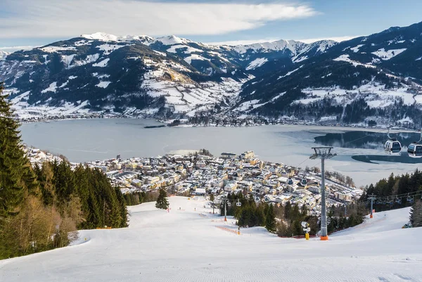 Güneşli görünümünü kayak pistinin yakınındaki Zell am See, Avusturya. — Stok fotoğraf