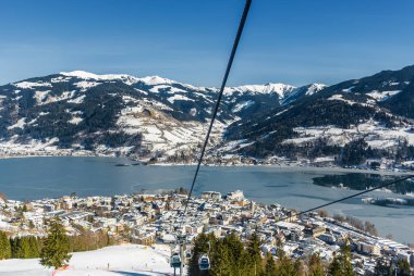 Güneşli görünümünü teleferik yakınındaki Zell am See, Avusturya.