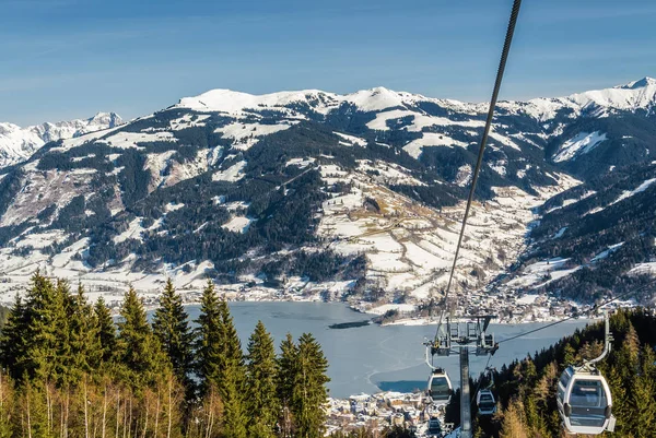 Güneşli görünümünü teleferik yakınındaki Zell am See, Avusturya. — Stok fotoğraf