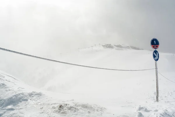 Vista nevada y nublada de la pista de esquí en las montañas cerca de Zell am See — Foto de Stock