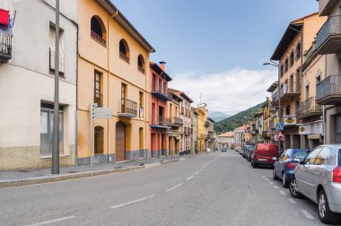 Bulutlu görünüm sokağın Castelfollit de la Roca'da, La Garrotxa Eyaleti, Catalonia, İspanya.