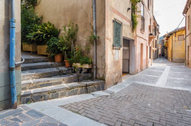 Bulutlu görünüm sokağın Castelfollit de la Roca'da, La Garrotxa Eyaleti, Catalonia, İspanya.