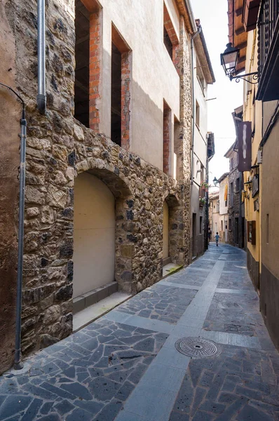 Bulutlu görünüm sokağın Castelfollit de la Roca'da, La Garrotxa Eyaleti, Catalonia, İspanya. — Stok fotoğraf