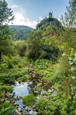 Bulutlu görünümünü Castelfollit de la Roca, La Garrotxa Eyaleti, Catalonia, İspanya.