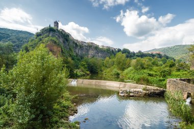 Bulutlu görünümünü Castelfollit de la Roca, La Garrotxa Eyaleti, Catalonia, İspanya.
